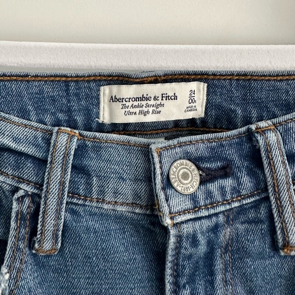 Abercrombie & Fitch - Curve Love Ultra High Rise Ripped Ankle Straight Jeans - Picture 6 of 7